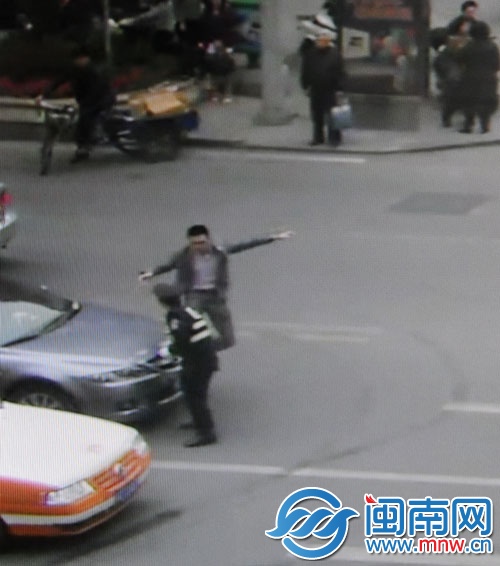 于某走下車，對著老徐就是一腳飛踹