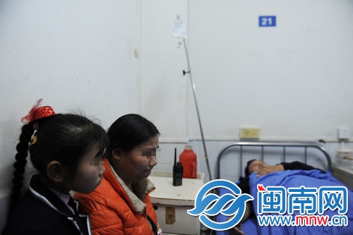 女兒和妻子在醫(yī)院照顧老徐，丈夫被打，妻子很難過(guò)