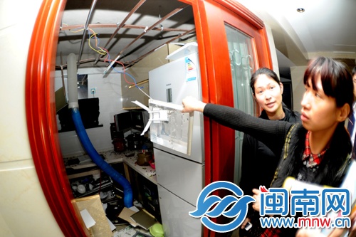 廚房吊頂脫落，抽油煙機被掀開一大半