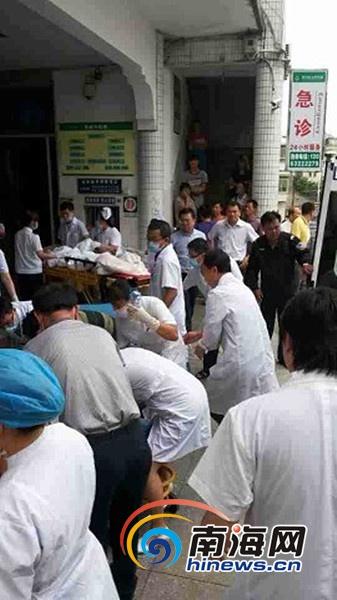 海南小學春游大巴側(cè)翻致8死32傷1