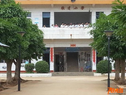海南小學(xué)生春游大巴事故現(xiàn)場2