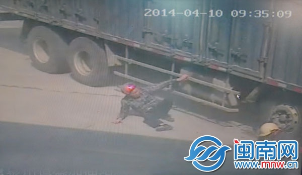 9點35分09秒，兒子到了安全區(qū)域，爬起來喊停大貨車