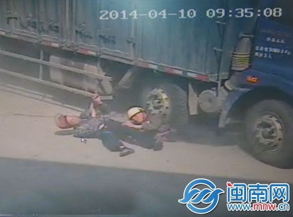 9點35分08秒，兒子被推開了，父親卻被卷入車輪下