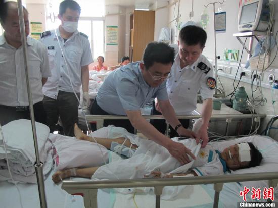 海南小學春游大巴側(cè)翻致8人死32人傷 校長被控制
