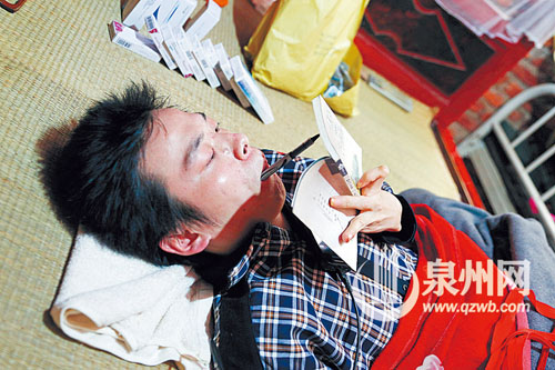躺久了，蘇祥達(dá)能用嘴寫出一筆好字。