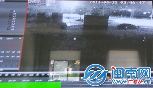 在車站內(nèi)呆約10分鐘后，黑色小車駛離車站