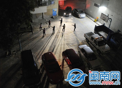 休閑空間被壓縮，阿姨們只能在靠近居民樓的地方跳舞