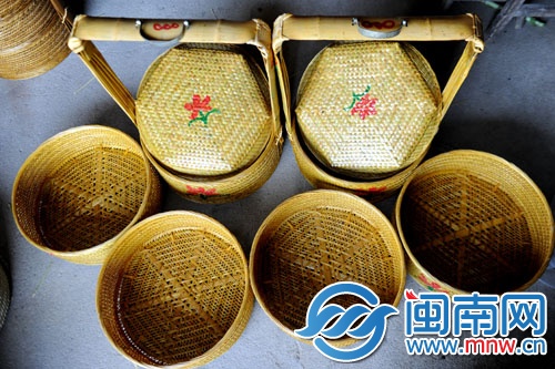 一對神籃打開有六個籃