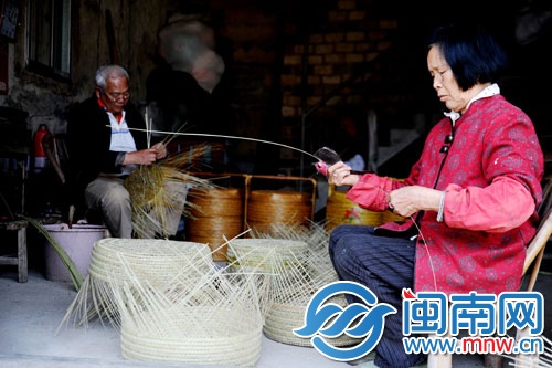 夫唱婦隨，陳阿伯編神籃已經(jīng)58年了