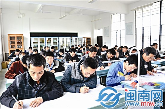 茶農(nóng)和真正的大學(xué)生一樣，上課、考試