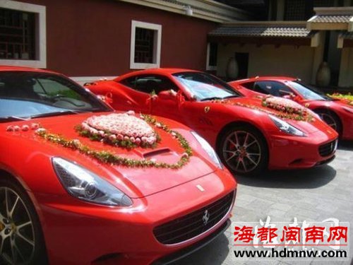 婚禮現(xiàn)場(chǎng)的豪車(chē)