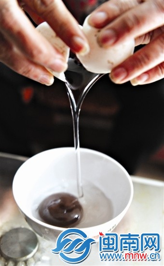 潘女士現(xiàn)場(chǎng)打蛋，咖啡色的蛋黃滑落碗底
