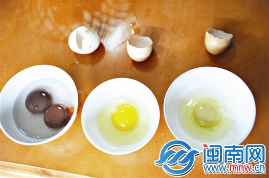 左為變色鴨蛋黃，中為正常雞蛋，右為變色雞蛋黃