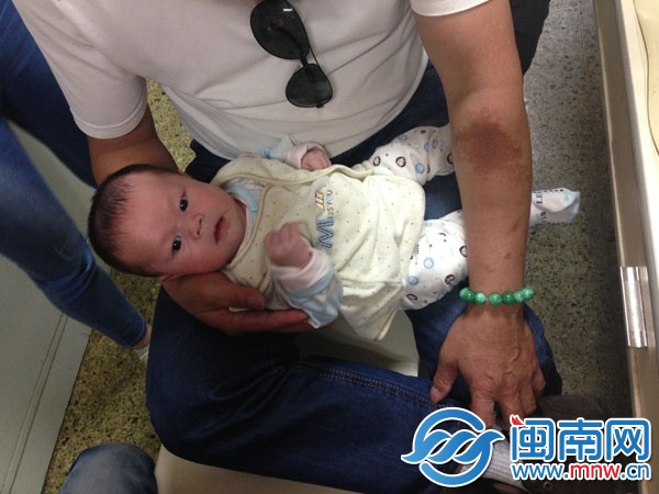寶寶很乖，瞪著圓溜溜的大眼睛看著周圍
