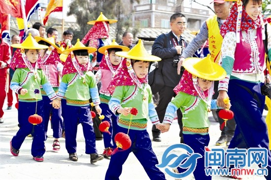 改良過(guò)的惠女服飾在顏色上作了調(diào)整