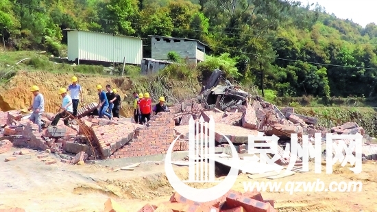 這宗位于仙公山上的違建有220平方米，被強(qiáng)制拆除