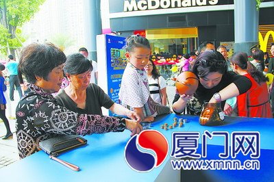 清點(diǎn)儲蓄罐的零錢