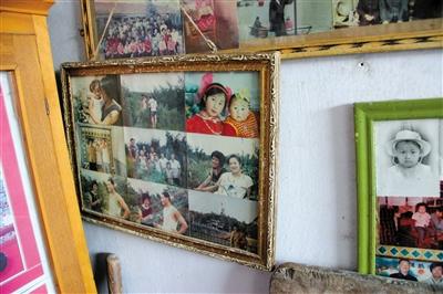 宋吉彬家墻上的舊相框里，宋林妻子(右)早年的照片還