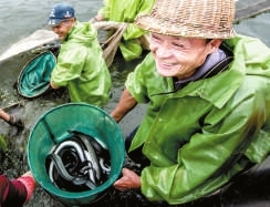 豐收后，村民一臉笑容