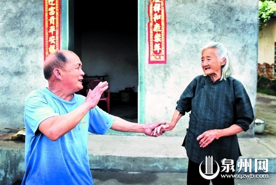 臨別時(shí)，賣煤工劉逸強(qiáng)（左）叮囑陳喜老人注意飲食起