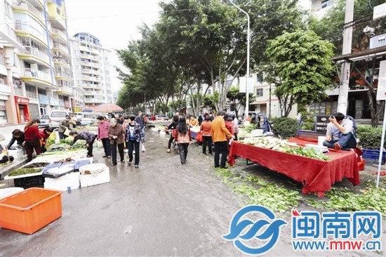 馬路市場擺攤無序，菜葉隨處可見