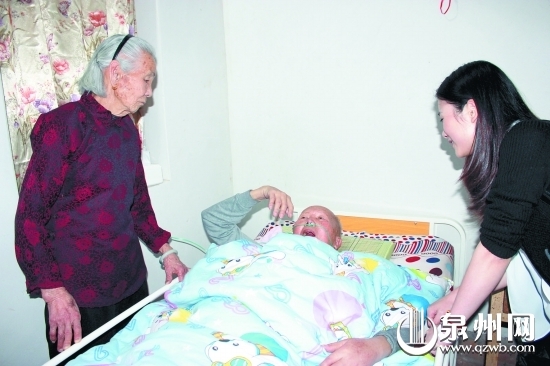 謝老在病床上仍然牽掛著自己的病人