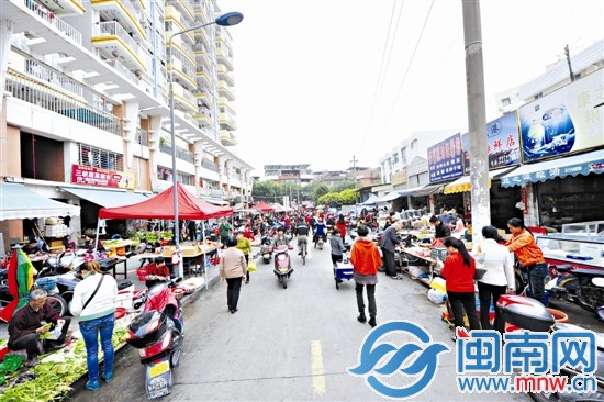 道路兩側(cè)擺滿攤位，讓整條路擁擠不