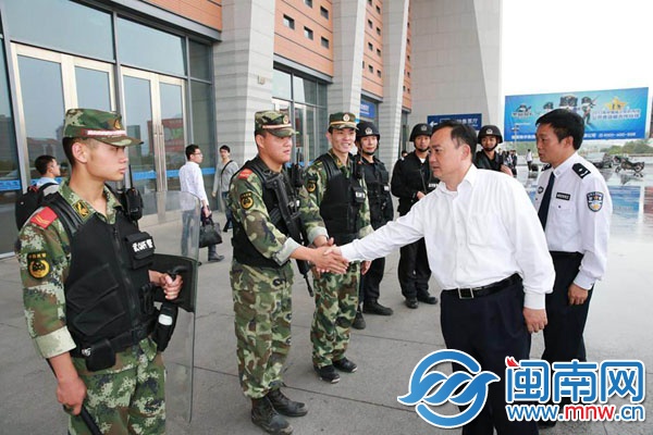 昨天下午，副市長(zhǎng)、公安局長(zhǎng)盧炳椿看望慰問(wèn)武裝巡邏