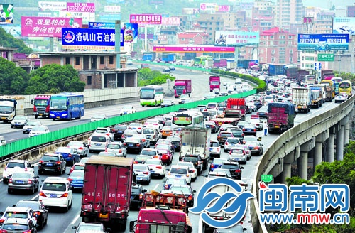 昨日下午1點(diǎn)53分，沈海高速?gòu)B門(mén)往泉州方向小盈嶺段