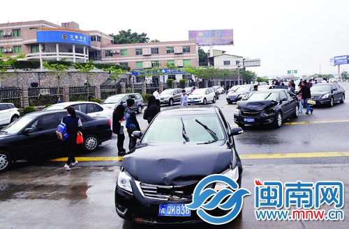 昨日中午，沈海高速水頭出口，停著30多輛事故車(chē)