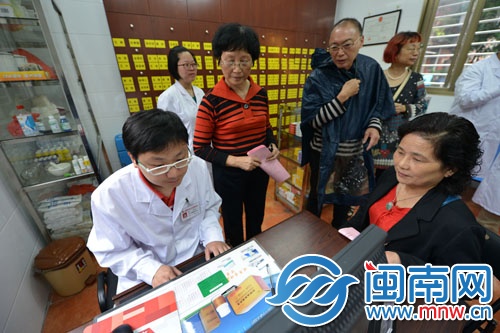 當(dāng)天，不少老年朋友前來(lái)登記就診