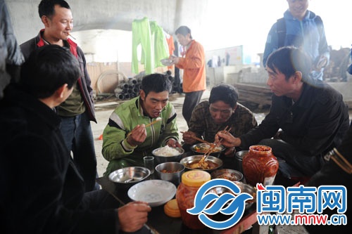 除了食堂做的飯，沒(méi)出工的工人偶爾還會(huì)自己做些家常菜