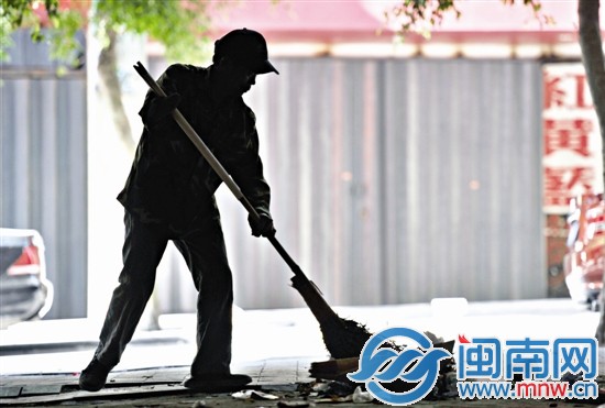 陳凱苗揮著掃帚，清理每一個衛(wèi)生死角