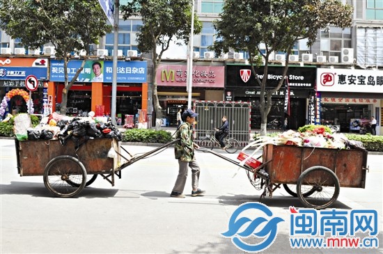 陳凱苗將垃圾運送到兩公里外的垃圾轉(zhuǎn)運站,早飯的兩
