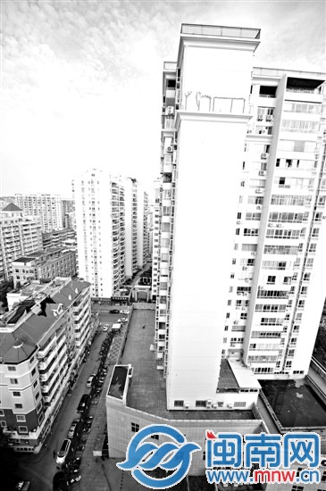 小伙從23樓墜下，落在4樓的露臺上