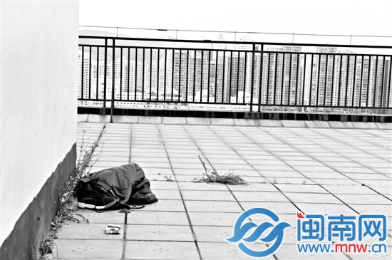 23樓樓頂，小伙遺留的物品