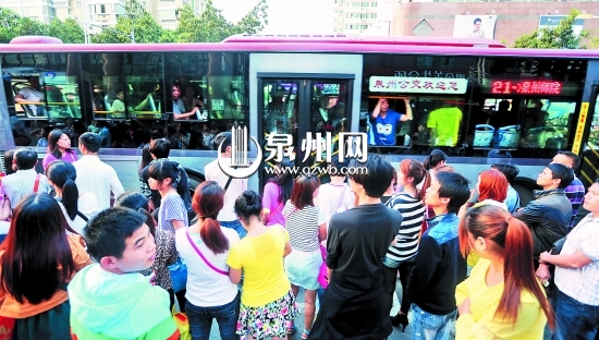 節(jié)日期間，文都游客劇增，市區(qū)公交站臺(tái)前擠滿了候車