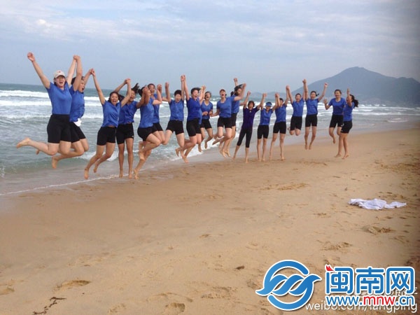 主教練郎平帶領(lǐng)中國國家隊女排隊員在漳州東山海濱訓(xùn)