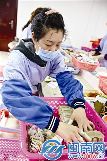 零鈔經(jīng)清點(diǎn)后，被扎成一捆一捆，堆了一筐一筐