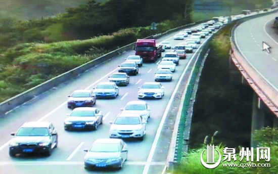 泉三高速車流量較大，車輛緩慢行駛