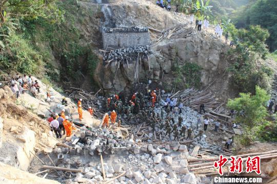 廣東高州石拱橋崩塌事故現(xiàn)場