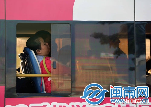 一位女士坐在靠窗的位子上睡著了