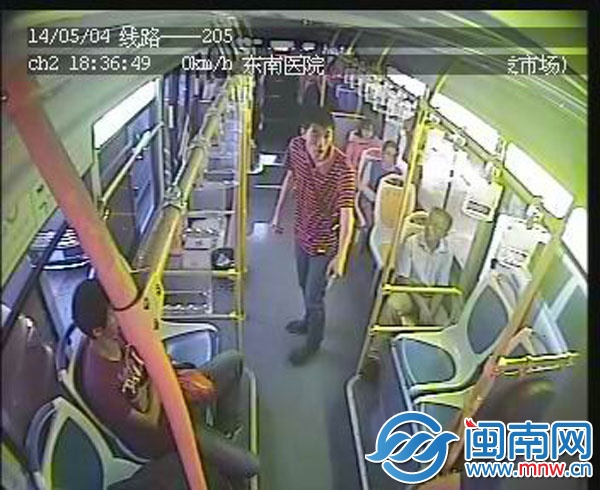 行至刺桐路時(shí)，紅衣男子罵張師傅