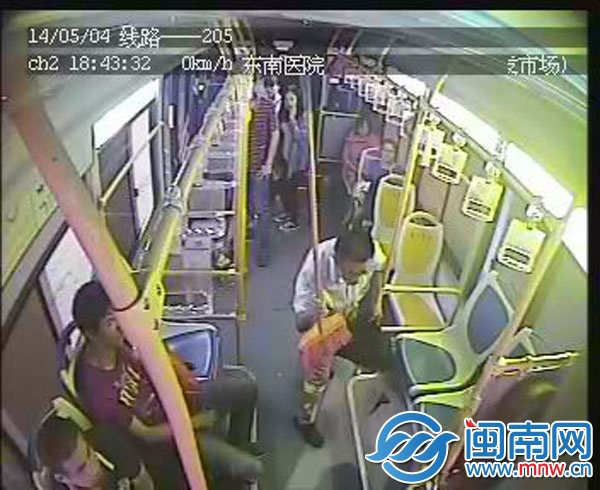 公交行至寶洲街，白衣男子揮起掃帚打張師傅