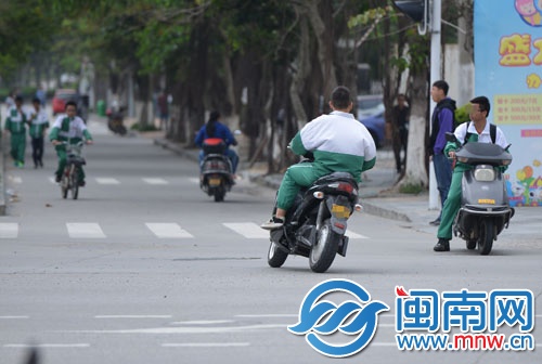中學(xué)生騎超標(biāo)電動(dòng)車放學(xué)回家很普遍