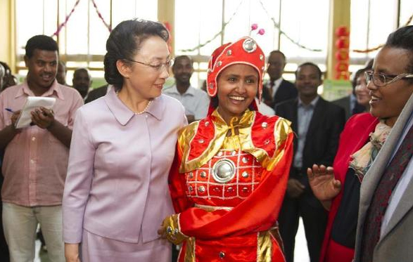 5月5日，李克強(qiáng)夫人程虹在埃塞俄比亞總理夫人的陪同