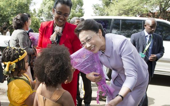 5月5日，李克強(qiáng)夫人程虹在埃塞俄比亞總理夫人的陪同