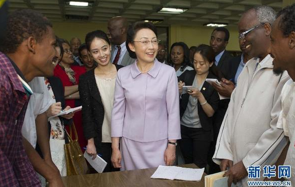 5月5日，李克強(qiáng)夫人程虹在埃塞俄比亞總理夫人的陪同