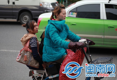 氣溫不高，有行人穿著厚衣