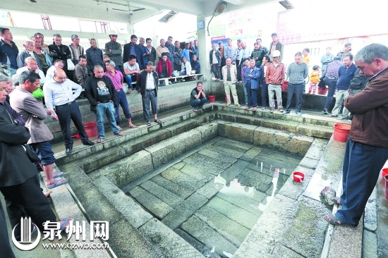 村民放水，觀察溫泉出水情況